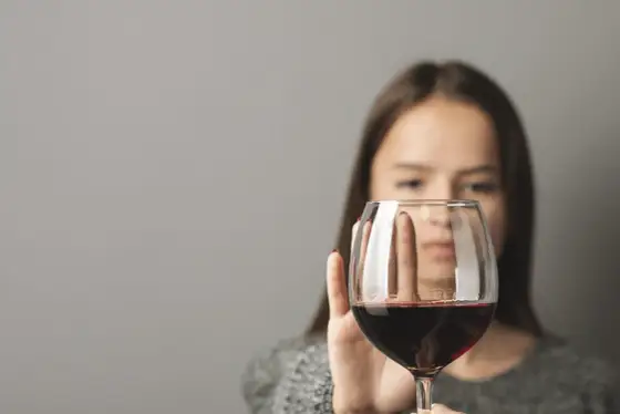 Zatrucie alkoholowe - jak rozpoznać objawy i co robić natychmiast?