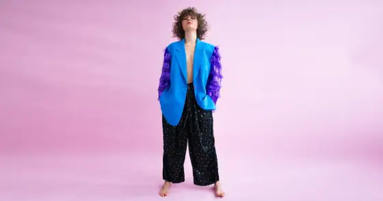 Moda lat 80. - Jak nosić kultowe trendy dziś bez efektu przebrania?