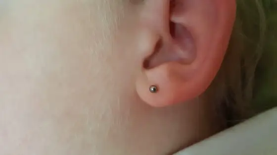 Kiedy przekłuć uszy? - Wybierz najlepszą porę na piercing