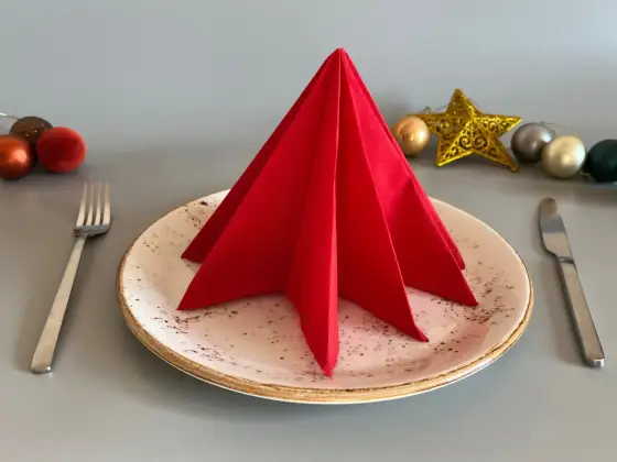 Pliage serviette sapin - Guide facile pour une table de Noël parfaite