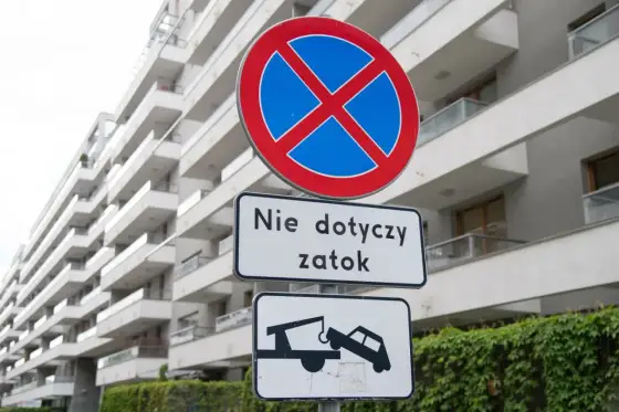 Zakaz zatrzymywania (B-36) - uniknij mandatu i odholowania!