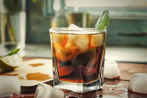 Gin z colą - Jak zrobić idealny drink? Poznaj proporcje i triki