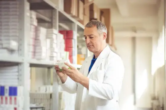 Ile zarabia technik farmacji - Sprawdź realne płace i dodatki w 2026