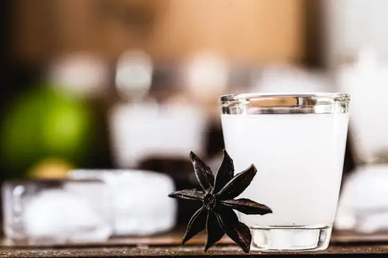 Jak pić arak, by wydobyć jego najlepszy smak?