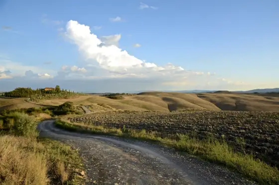 Crete Senesi a piedi - Guida completa per un trekking unico