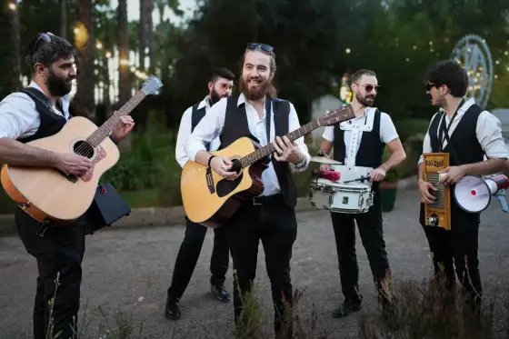 Kalinka band tra folk e pizzica, il live che accende le piazze