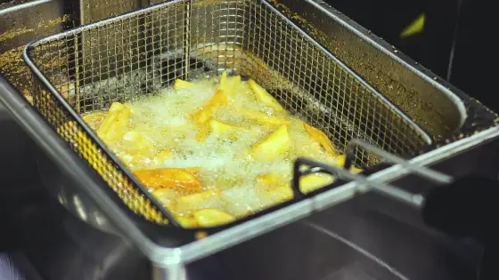 Ile razy użyć oleju do frytek? Bezpieczne limity i triki