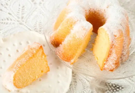 Babka jogurtowa - przepis na idealnie wilgotne ciasto bez wagi