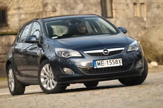 Opel Astra J: Jaka żarówka DRL? Wymiana krok po kroku