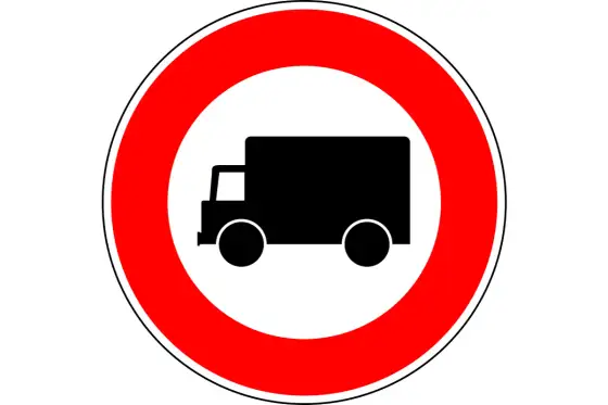 Zakazy dla ciężarówek - godziny, wyjątki, kary. Planuj mądrze!