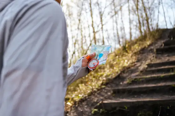 Azymut z mapy i kompasu - jak wyznaczyć kierunek w terenie