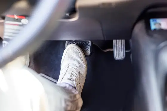 Gdzie jest gaz i hamulec w automacie - Dlaczego tylko jedna noga?