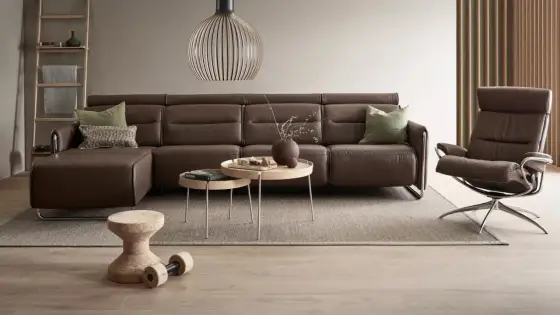 Welche Wandfarbe passt zu einem braunen Sofa?