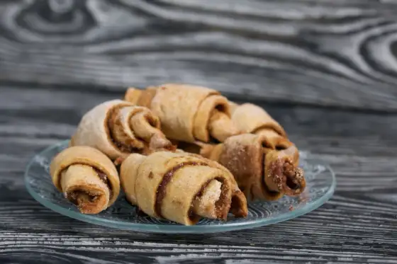 Rugelach krok po kroku - kruche rogaliki z gęstym nadzieniem