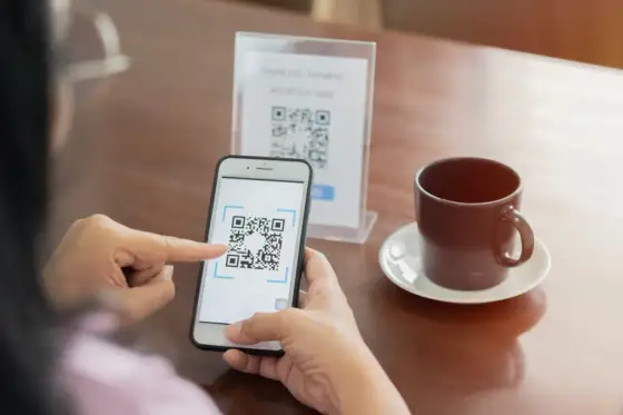 Jak ściągnąć kod QR na telefon - Szybkie skanowanie i odczyt z galerii