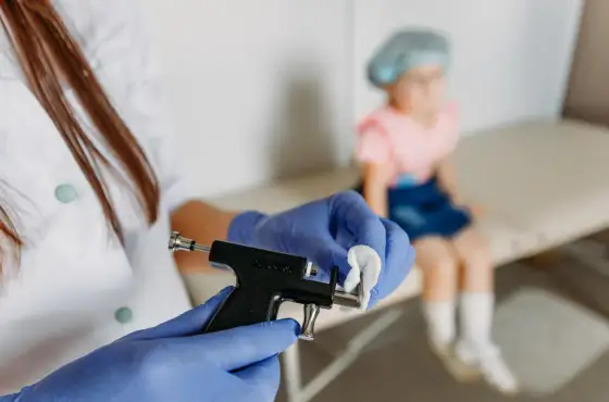 Przekłuwanie uszu - Igła czy pistolet? Wybierz mądrze!