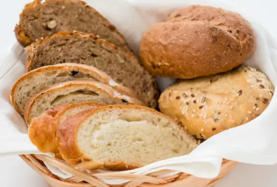 Czerstwy chleb? Odśwież go! Proste triki na miękkość i smak
