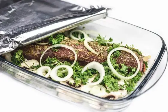 Folia aluminiowa - która strona naprawdę trzyma ciepło?