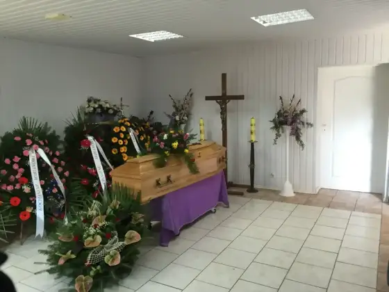 Godne pożegnanie - Mowa, kwiaty, symbole. Jak je połączyć?