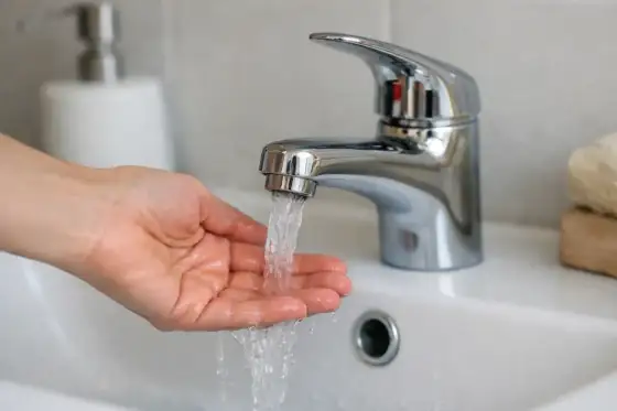 Robinet avec faible débit d'eau froide - que vérifier ?