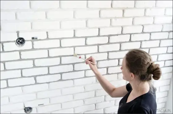 Jak układać cegłę dekoracyjną z fugą? Poradnik DIY krok po kroku