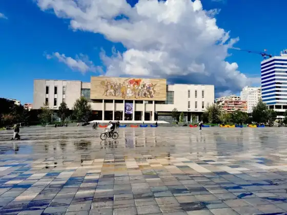 Tirana - Przewodnik po stolicy Albanii. Czy warto?