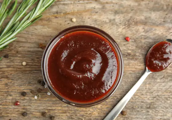 Domowy sos BBQ: Wędzony smak bez grilla przepis krok po kroku