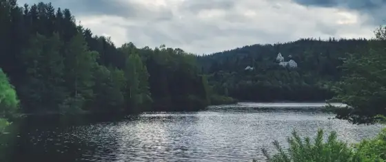 Jezioro Czerniańskie to świetne miejsce na spacer, ale nie na kąpiel. Poznaj praktyczne wskazówki, dowiedz się co zwiedzić i uniknij rozczarowań. Sprawdź!