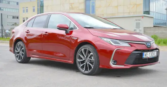 Corolla 1.8 Hybrid - Czy to auto dla Ciebie? Porównanie wersji