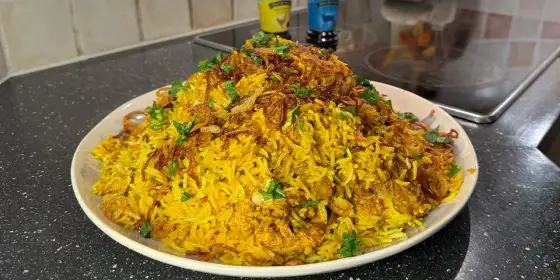 Biryani recept med kyckling, saffran och frasig lök