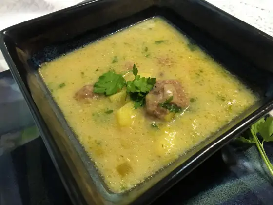 Zupa porowo-serowa z pulpecikami: Prosty przepis na obiad 2 w 1