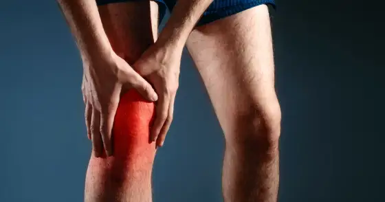 Szczypanie w kolanie - Co oznacza i kiedy iść do lekarza?