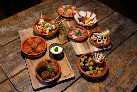 Tapas co to jest? Składniki, klasyki i jak złożyć własny zestaw
