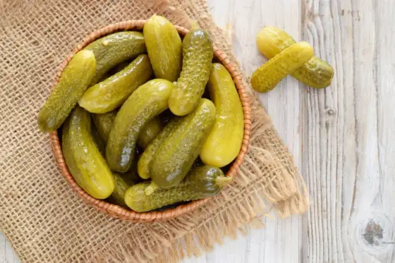 Ile kalorii ma ogórek kiszony? Prawda o kaloriach i soli