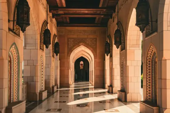 Oman z Warszawy: Ile trwa lot? Czarter czy przesiadka wybierz mądrze
