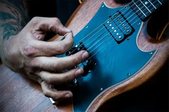 Chitarra elettrica o acustica: quale è più facile per iniziare?