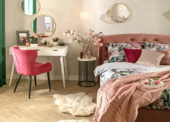 Toaletka w sypialni: Inspiracje i praktyczne porady aranżacyjne