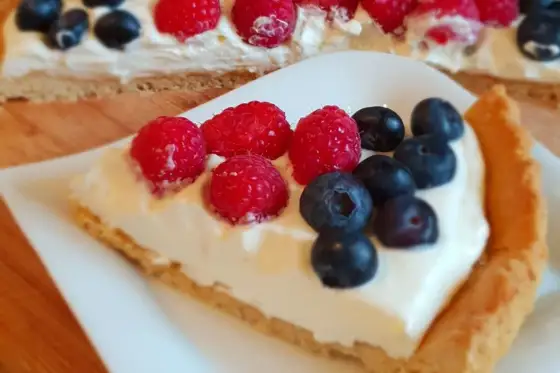 Tarta z kremem i owocami - przepis na idealny deser