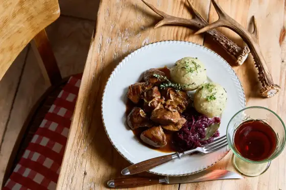 Cinghiale in dolceforte - storia, gusto e abbinamenti toscani