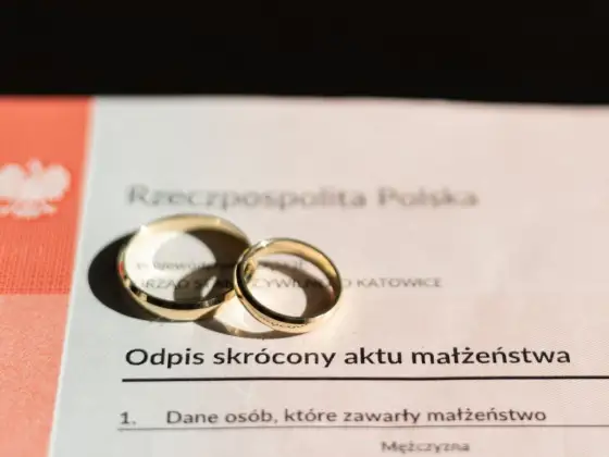 Odpis aktu małżeństwa - wzór, rodzaje, koszty. Jak wybrać?