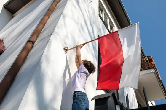 Kiedy zdjąć flagę po 3 maja? Proste zasady i godne postępowanie