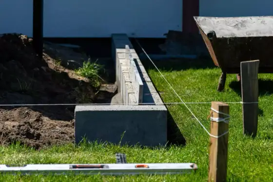 Głębokość fundamentu pod ogrodzenie - Ile cm kopać w Twoim regionie?