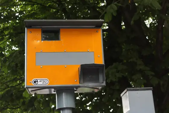 Z jakiej odległości łapie fotoradar? To zależy od technologii