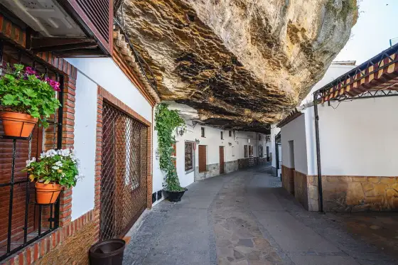 Setenil de las Bodegas - miasteczko pod skałą w Andaluzji
