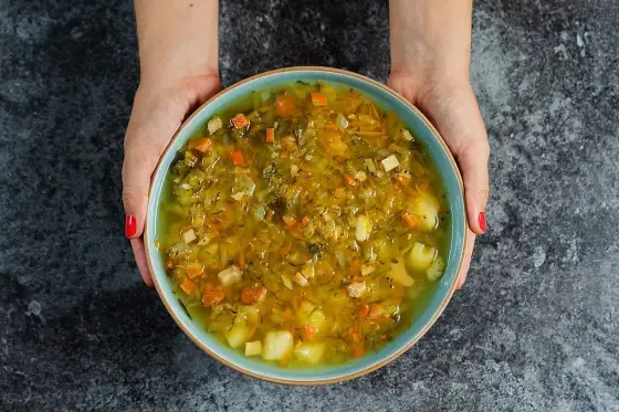 Ile kalorii ma ogórkowa? Sprawdź, co naprawdę podnosi kcal