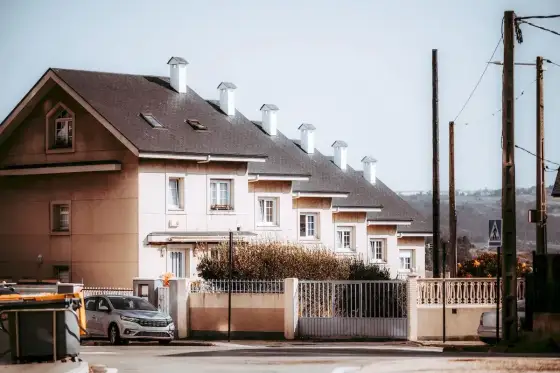 Dom szeregowy bez błędów - koszty, formalności i wybór segmentu
