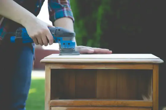 Comment poncer les recoins d’un meuble sans les abîmer ?