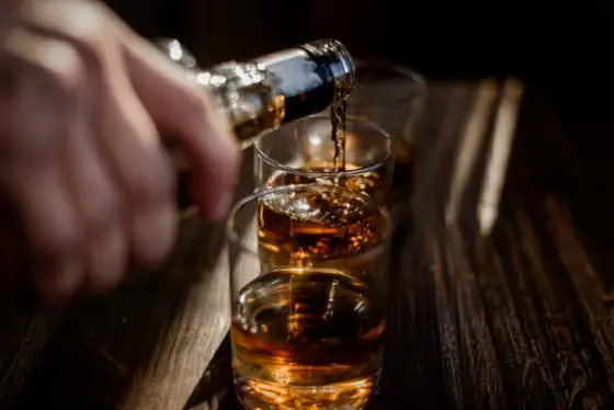 Co właściwie decyduje o charakterze whisky? Od surowca po beczkę
