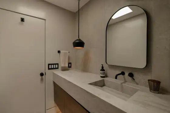 Béton ciré dans la salle de bains - ce qu'il faut vraiment savoir