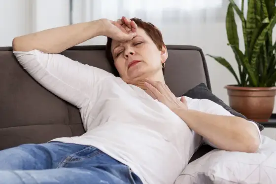 Uderzenia gorąca w menopauzie: Jak sobie radzić? Skuteczne metody